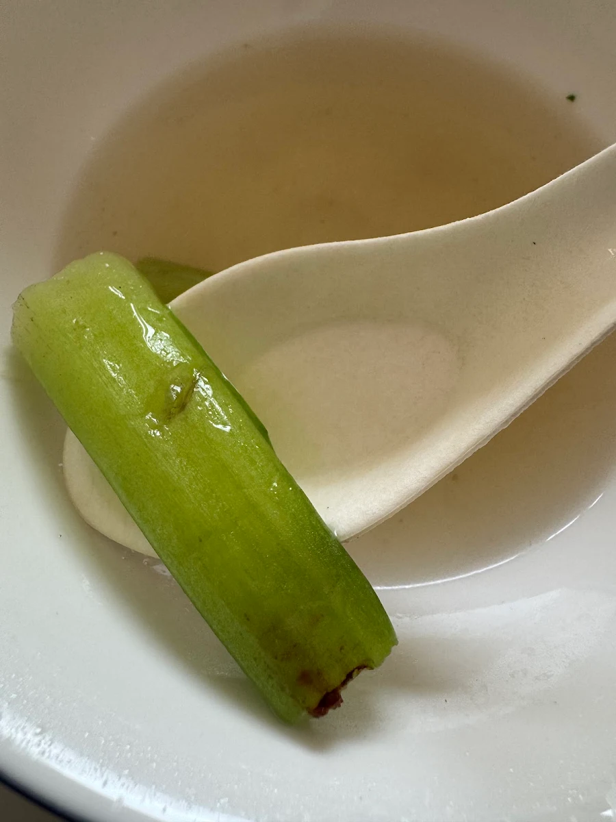 蒜泥黃瓜 smashed cucumber with garlic vinaigrette
